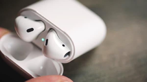 What causes iPhone 11 earbuds to malfunction