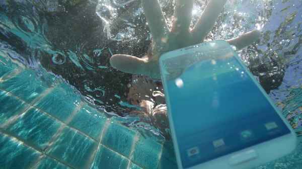 Why Should Not You Use Cell Phone While Swimming