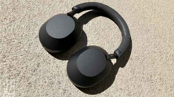 Active noise-canceling headphones
